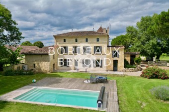 Exclusive to Bordeaux et Beyond - Magnificent property with swimming pool in a bucolic setting surrounded by vineyards - Ideal for a tourism project or a large family home.