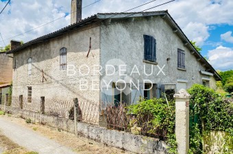 A beautiful renovation project for this large property located in a peaceful hamlet in the commune of Nerigean, just 35 minutes from Bordeaux.