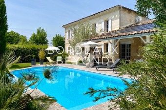Located in a charming village 10 minutes north of Libourne, this magnificent family home will captivate you with the charm of its outdoor and indoor spaces.