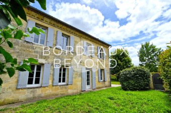 This elegant Girondine, tastefully renovated, is ideally nestled in a village just 5 minutes from Saint-Émilion and 10 minutes from the center of Libourne.