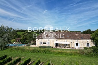 En exclusivité à Bordeaux & Beyond et dans un cadre magnifique et paisible, cette fantastique propriété offre environ 350m2 d'espace habitable.