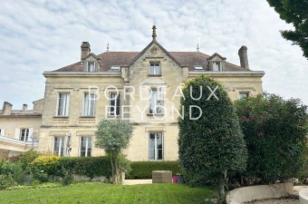 This majestic manor house dates back to the late 19th century and benefits from a tranquil location in the heart of a small village, with a south-facing orientation and an elevated view over the Dordogne.