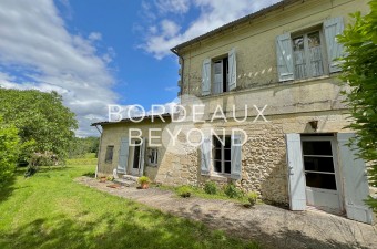 Located in the commune of Carignan-de-Bordeaux, this magnificent stone house, built in 1875, offers a living area of 95m².
