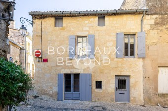 Exclusivity Bordeaux et Beyond - Ideal rental investment - This beautiful stone house in the heart of the village of Saint-Émilion, close to all shops and tourist attractions, benefits from a magnificent view of the spire of the monolithic church.