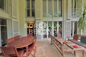 Luxury  duplex apartment 158m² with secure private parking in sought after location.