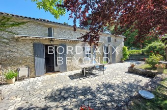 Pretty stone house, completely renovated and sold furnished. It is situated in a green setting with views of the surrounding countryside.