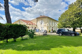 In the centre of the village with an uninterrupted view to the rear over its large grounds, you will find this magnificent large Gironde-style maison de maitre with 420 m2 of living space, two flats and commercial premises.