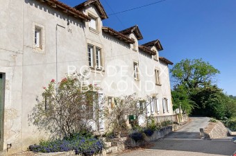 Spacieuse Maison ancienne (origines du 16 ième siècle) en pierres (300 m2) en bord de Dordogne, située dans un petit village à 6 km de Ste. Foy la Grande.